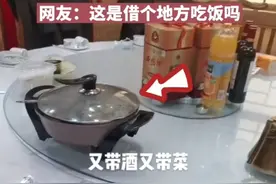 西安一顾客到餐馆吃饭，自带酒水肉菜和火锅，网友：咋没带上脸呢图片
