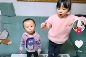 笑着笑着就哭了！郭威儿女边唱边表演《感恩的心》，意味深长图片