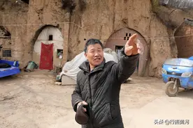 河南大哥屋顶有棵“龙脉树”，言说：百万元你拿不走，看长啥样子图片