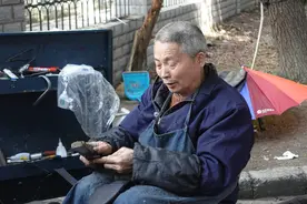 20年如一日，戴师傅在杭州这个小区修鞋修伞，修的更是满满回忆图片