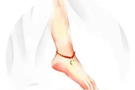 女生脚上戴绳的含义图片