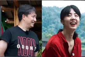 大学生向女友卑微下跪磕头，好的爱情不是低到尘埃，而是并肩而立图片