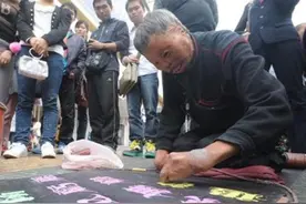 当年乞丐因写字太好看，被方正集团花50万人民币收购，他现状如何图片
