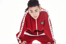 小鬼王琳凯现身机场，帅气哥哥的造型很swag，秒变港风少年图片