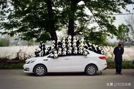 男子1车拉300个熊猫玩具，全省各地到处跑，看生意做成啥样图片