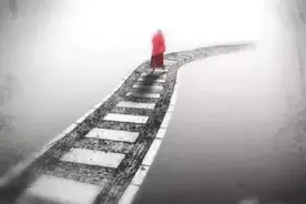 我可怜的女儿这么小，怎么办？她怎么上学？怎么吃饭？图片
