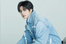 宋威龙穿浅色化身日系小男友，大长腿抢镜，身材比例太优秀了图片