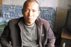 河北硬汉忍痛自锯右腿，咬掉4颗牙图片