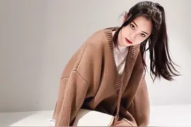 欧阳娜娜春日私服，高马尾发型俏皮可爱，棕色针织开衫舒适显温柔图片