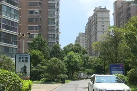 镇江这个小区业委会欲更换物业，为何半路被叫停？图片
