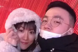 恭喜！宋丹丹儿媳高龄怀二胎，挺4月孕肚四肢仍纤细，老公陪产检图片