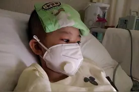 男孩每天被妈妈用布条“绑”床上，两年前被称小神童，得奖后变了图片
