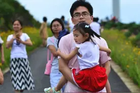 宝宝会走路后反而总要“抱抱”？背后原因惹人心疼图片