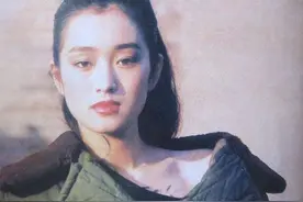还记得《亮剑》中的政委吗？暗恋巩俐，与妻子恩爱如初28年图片
