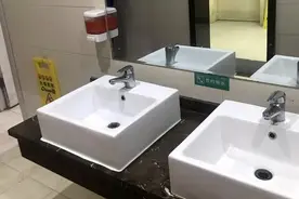 郑州一医院卫生间，顺着气味都能找到地儿，蹲坑连门都没有图片