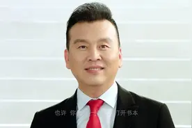 河南籍央视主持人张泽群，55岁升级当爸，捐一年工资21.7万给家乡图片