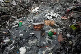触目惊心！孟加拉清洁工游走垃圾河讨生活，垃圾污水竟淹没脖子图片