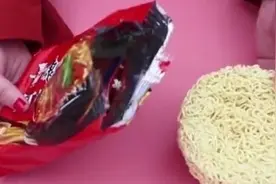 泡方便面时，才知道要先用冷水冲一冲，很多人第一步就做错了图片