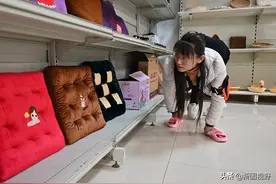 35岁“爬行妈妈”活得漂亮，心疼大她22岁老公，直播带货助残图片