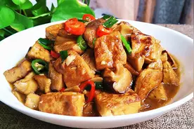 豆腐烧香菇，做法简单营养丰富，特适合孩子吃，我家三天两头就做图片