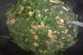 用自己水培的蒜苗做个打卤面，热热乎乎，简单好吃。图片