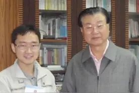 因写甲骨文，高考作文仅有6分却被985大学录取的黄蛉，现状如何？图片