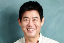 成东镒：从小配角到国民爸爸，再烂的原生家庭也困不住努力的人图片