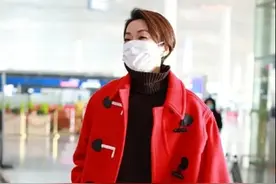 57岁的毛阿敏搭配好喜庆 红色外套配咖色裙 干练的发型抢镜图片