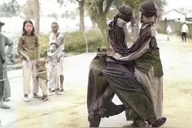 什刹海1939年所见：二鬼摔跤十分辛苦，小孩的鱼饵有点残忍图片