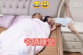 宝爸主动申请哄娃睡觉，妈妈回屋哭笑不得，宝宝睡在床边爸爸很好图片