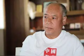 体操王子李宁现状：57岁身价百亿却满头白发，妻子仍然美丽迷人图片