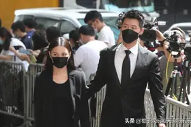 何超莲窦骁牵手逛街，高调购买男士内衣，一副老夫老妻的感觉图片