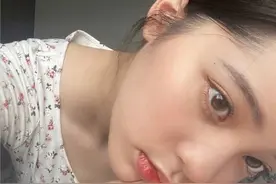 欧阳娜娜分享居家私服照，穿碎花上衣慵懒温柔，气质很撩人图片