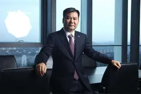 江苏首富换人了，新首富一夜赚2千亿，妻子还是美女清华学霸图片