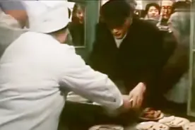溥仪和朋友到食堂吃饭，碰上以前的奴才，纷纷过来下跪请安视频封面