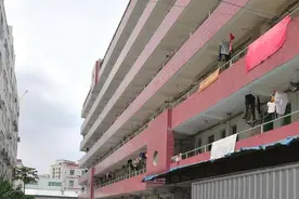 深圳某工厂搬走后一片冷清，看着空空荡荡的厂房，房东都慌了图片