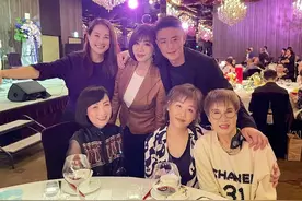 霍建华为岳母寿宴撑场，遇豪门千金紧贴身体合影面露尴尬浑身抗拒图片