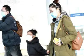 玲花一家三口罕见走机场，老公发福身材高大，6岁女儿圆脸超像妈图片
