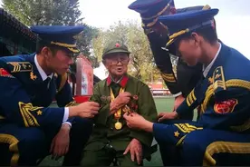 抗战老兵李安甫：身高1米2，独自暗杀7名日军高官，胸前挂满勋章图片