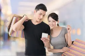 在岳母家当岳母面给老婆打电话，问她在哪，老婆：我妈家图片