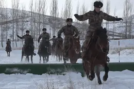 国防在线年终策划｜风雪砺兵图①：战马奔腾图片