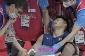 奥运会裁判再次失明，日本拳手被打到坐轮椅吸氧，竟然赢了？图片