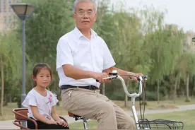 广东新式老人“代步车三轮车”一出，电动车没人骑了，安全防滑图片