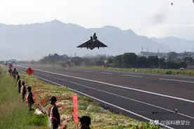 台战机降落高速公路，实战意义有多大？也不问问东风导弹同不同意图片