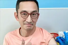 吴启华现身商演，57岁身材仍然保持健硕，戴墨镜演出惹网友不满？图片