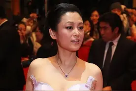 陈红太敢穿！抹胸长裙秀凹凸曲线，乍摆连衣裙把身材衬得像"花瓶"图片