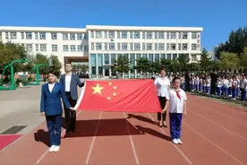 请党放心 强国有我——乌兰浩特市兴安第一小学举行开学第一课主题升旗仪式暨新生开笔礼​图片
