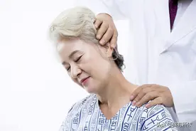帕金森病患者出现抬头困难，是否跟肌张力障碍有关呢？图片