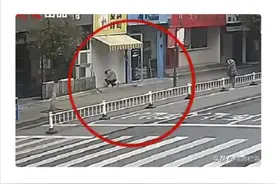江苏南京：闭门店铺传来猫叫，男子担心猫挨饿撬门抱猫图片