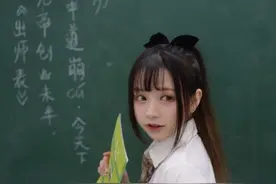 95后美女老师穿JK制服上课，被家长集体批评，本人委屈回应：离谱图片